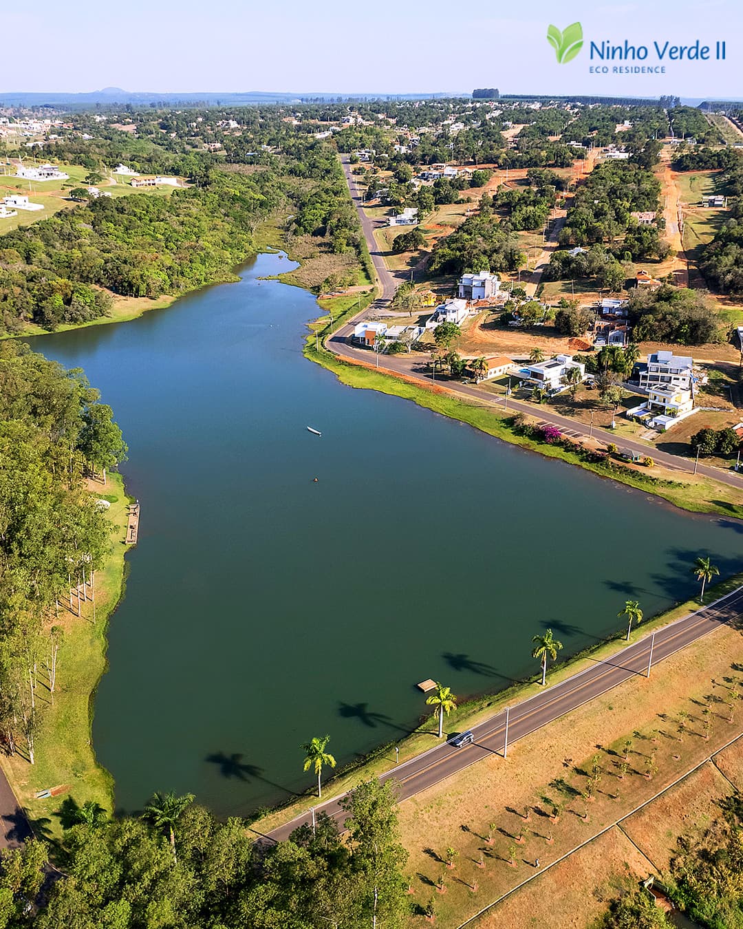 Vista aérea do Ninho Verde II Eco Residence com lago