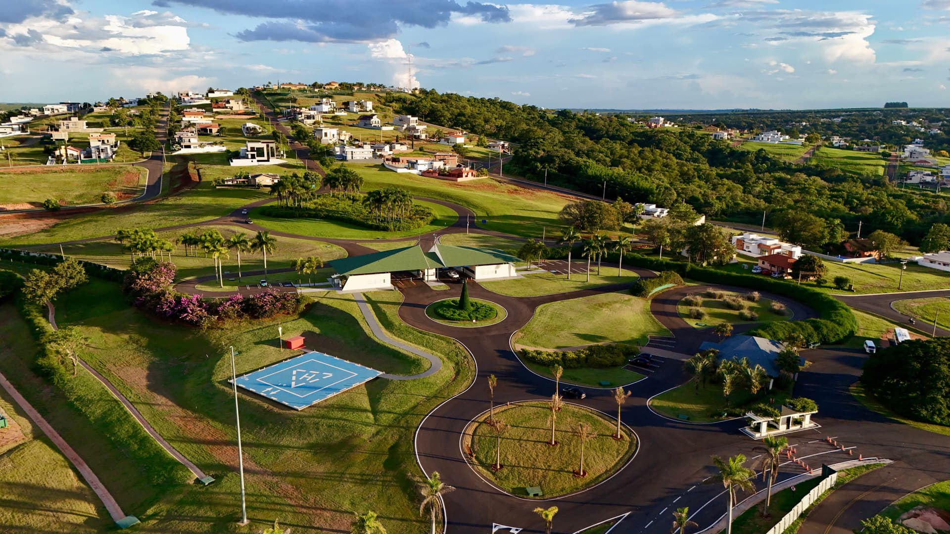 Vista aérea da entrada do Ninho Verde II com heliporto